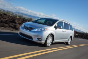 2015_Toyota_Sienna_XLE_01